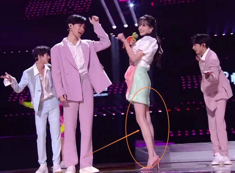 少年团|郑爽与时代少年团同台，我却被她无精修的身材吸引，腿型认真的吗