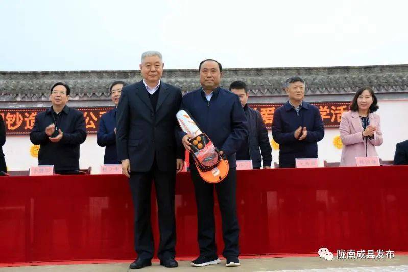 11月5日,中国印钞造币总公司党委书记,董事长杨立杰一行赴成县中钞