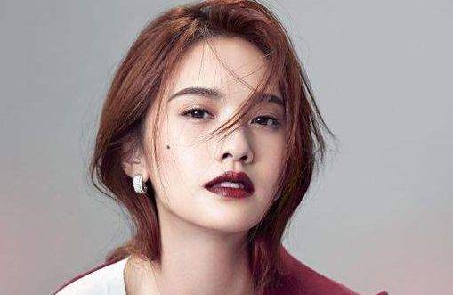 杨丞琳演唱会踩空擦伤！李荣浩发长文心疼老婆