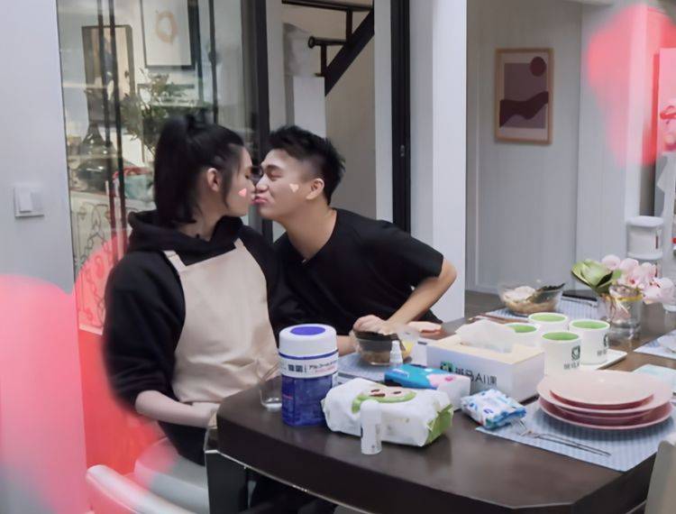 奚梦瑶云淡风轻，何猷君考拉上身，互宠鸳鸯甜