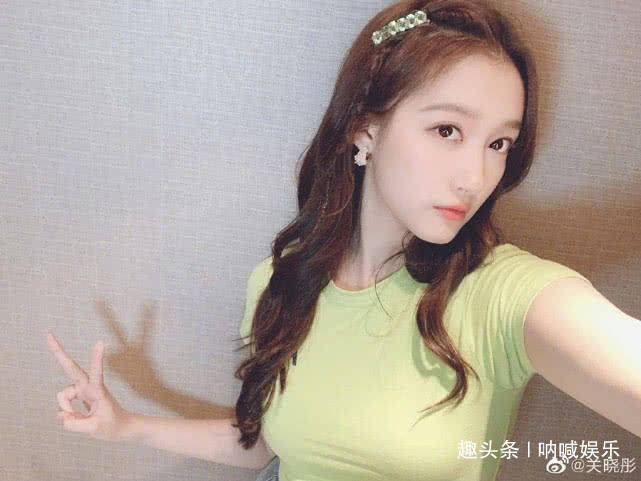 关晓彤玩得有多花？上衣故意穿小一码，看到效