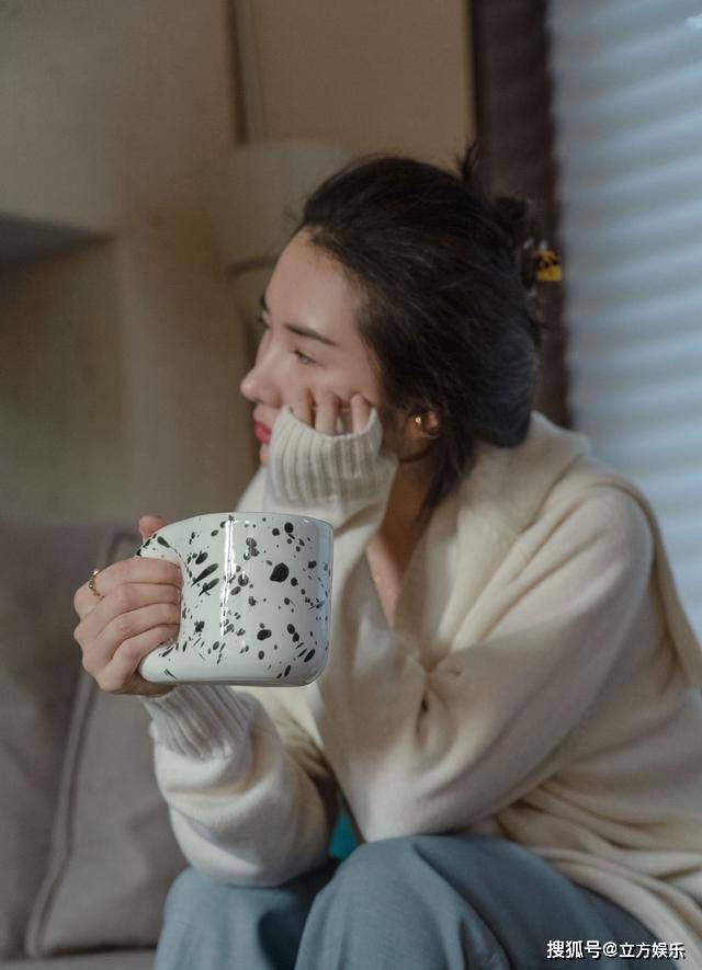 少女|互相比美？董花花晒背身照宛如少女，张大奕忙事业发际线感人