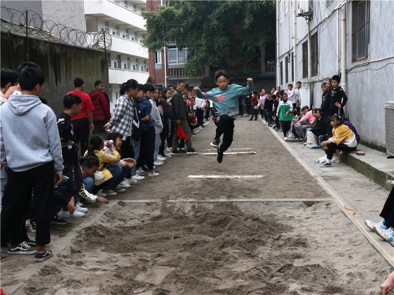 犍为县清溪初中乡村少年宫 第八届冬季田径运动会圆满落幕