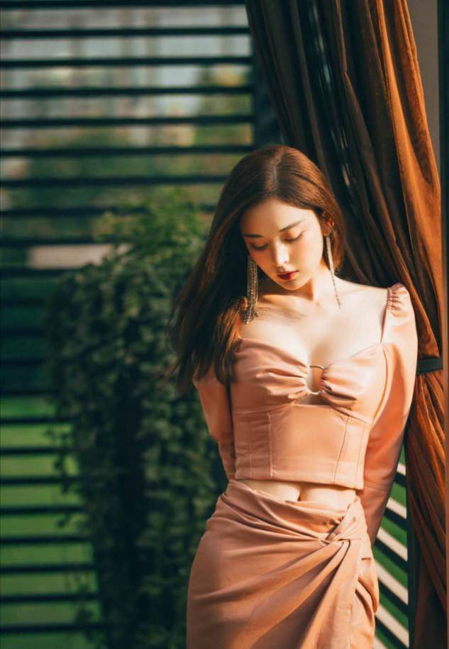 娜扎|娜扎穿衣太心机，一袭＂挤奶装＂大秀事业线，高调秀身段似模特