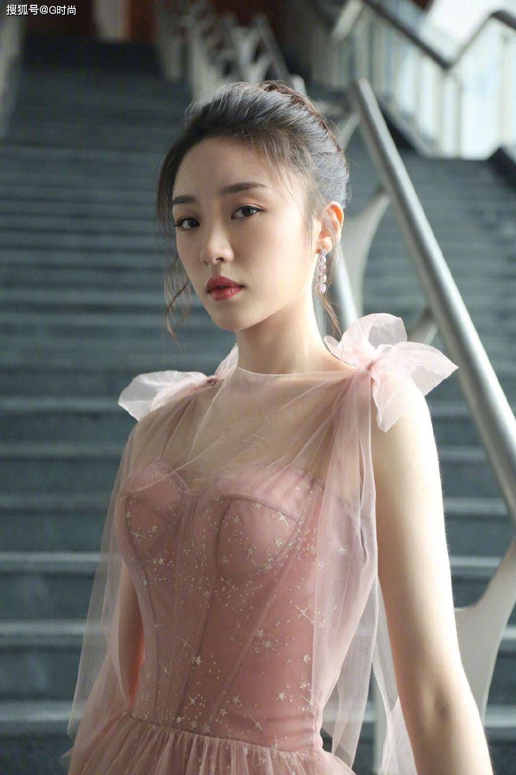 1 12 张月演绎芭蕾舞精灵,身穿一袭粉色纱裙优雅