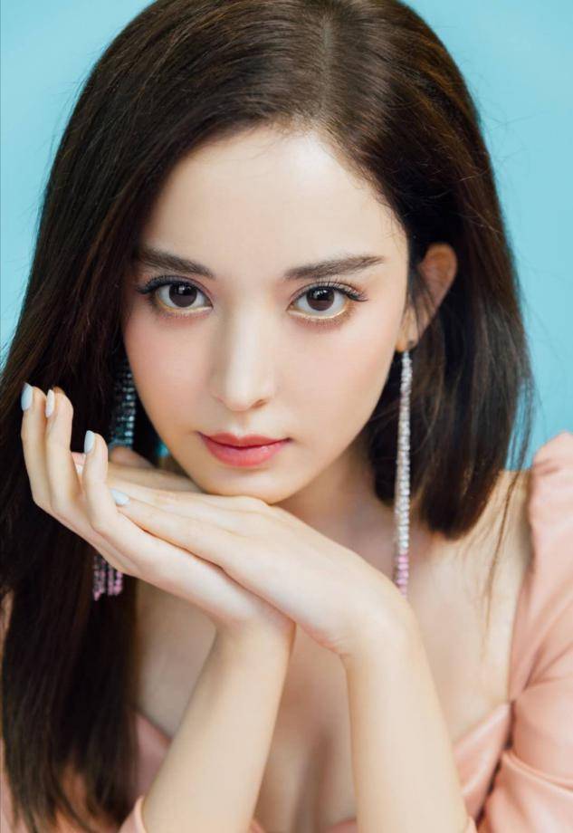 娜扎|娜扎穿衣太心机，一袭＂挤奶装＂大秀事业线，高调秀身段似模特