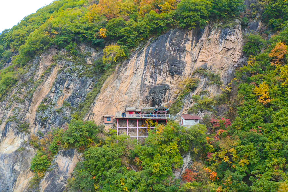 秦岭深山发现一座“挂”在悬崖上的寺庙，小伙冒险爬上去一看，吓坏了_留坝