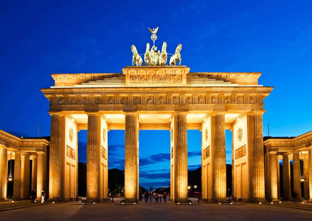 勃兰登堡门(brandenburg gate)位于德国首都柏林的市中心,最初是柏林