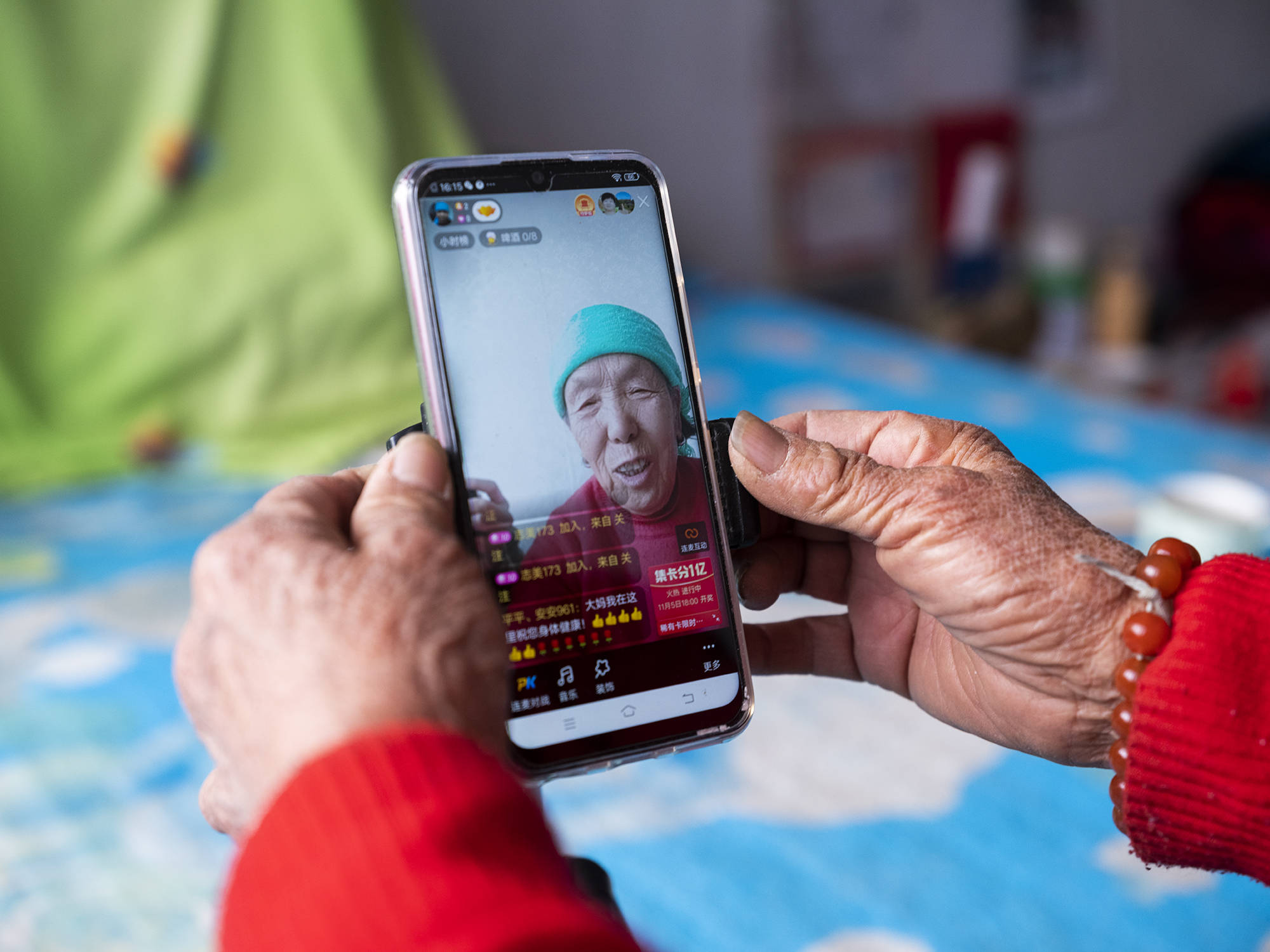 瑜伽进村：八旬老太徒手倒立