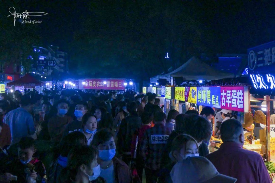 离酒店百米左右的宾王夜市,即三挺路夜市,是义乌市内最大的,同时也是