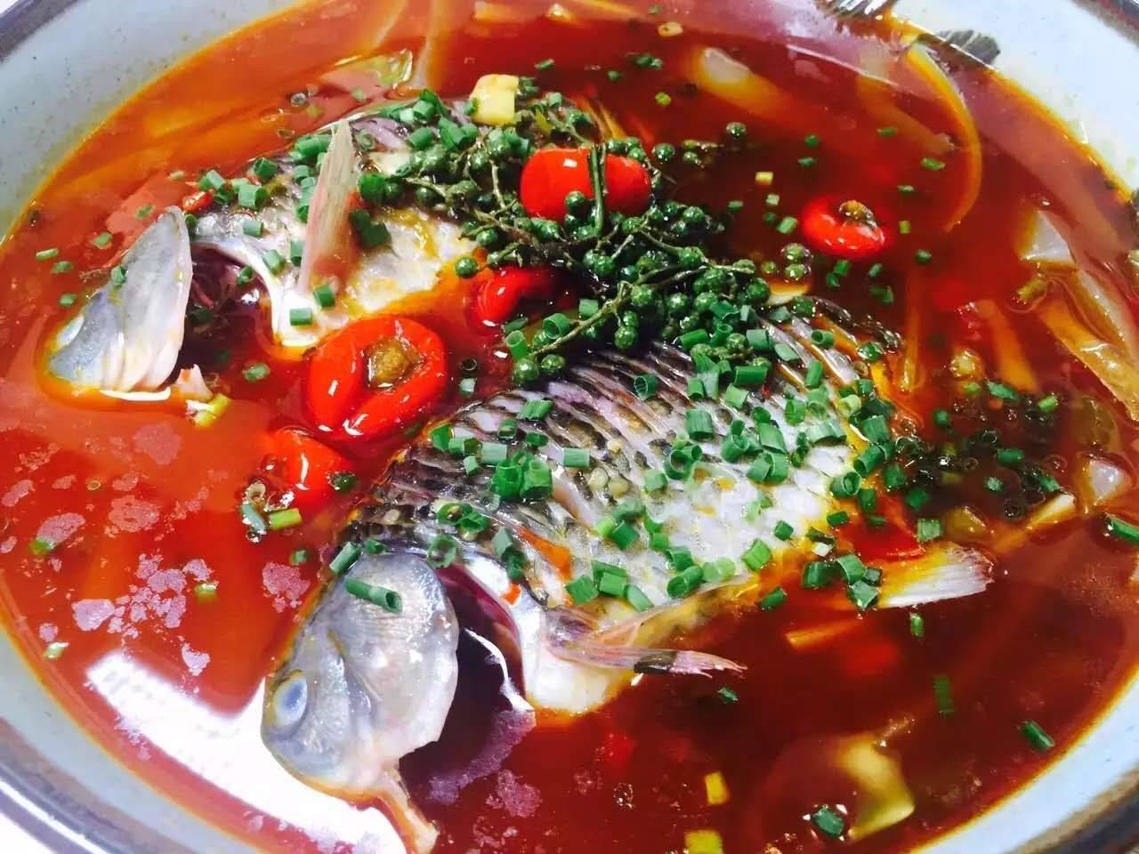 招牌泡椒鲫鱼 那种鱼肉淹没在泡椒汤汁中 吸收了泡椒精华 酸辣不燥