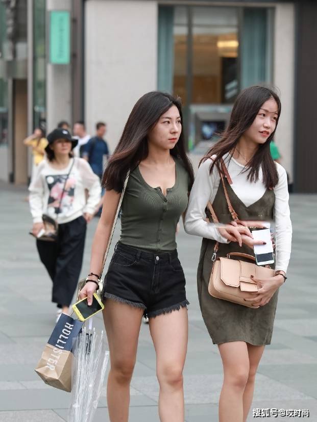 姐姐|身材“饱满”的女人，穿紧身的服装效果就是好！