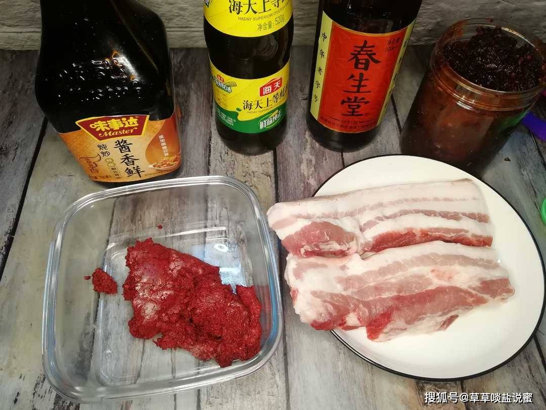 肉所用的三层肉还是比较油腻,就想着,如何才能把肥肉里的油脂给逼出来