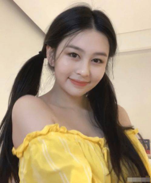 邱淑贞女儿淡妆出镜颜值爆表, 少女娇羞完美展现