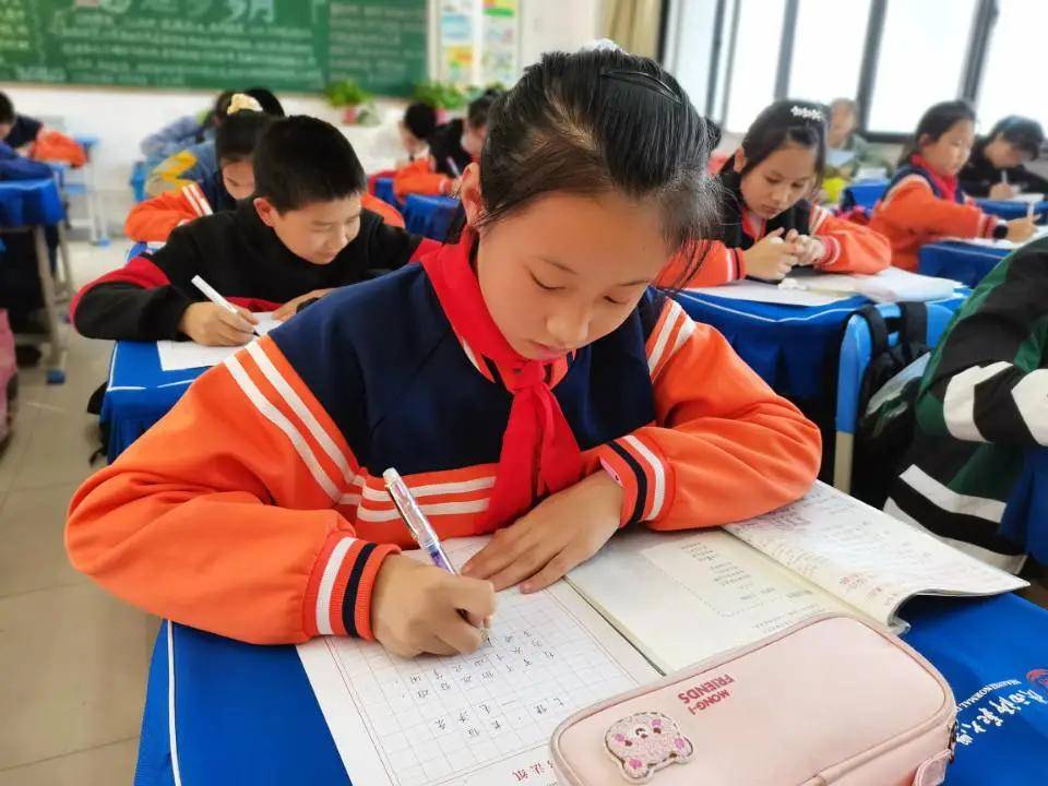 比赛|陕西师范大学奥林匹克花园学校小学部举行高段硬笔书写大赛