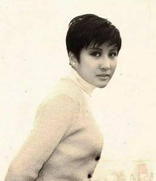 丁佩有何能耐?李小龙对她一见钟情,向华强养她40年从