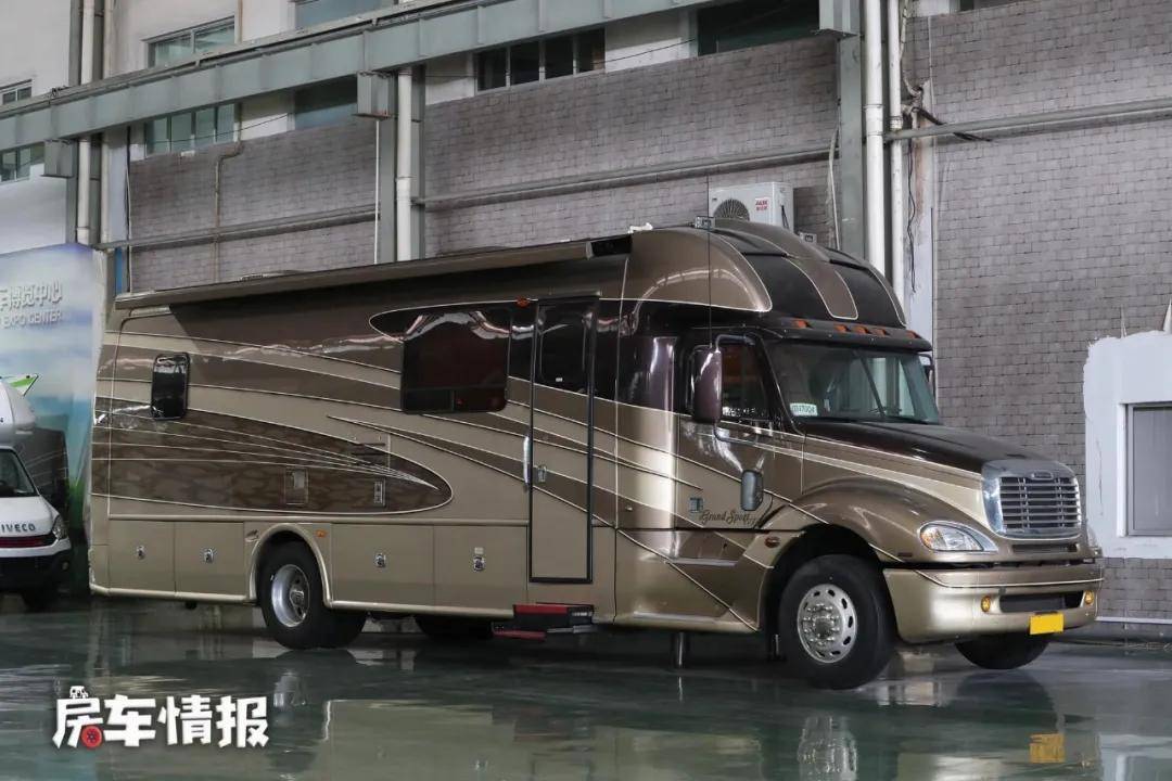 飞神福莱纳房车8.3t柴油,面积达30多平,堪比豪华酒店套间