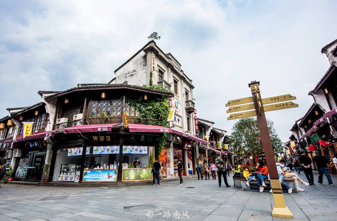 杭州最热闹的步行街，街上大部分是外地游客，本地人不多_河坊街