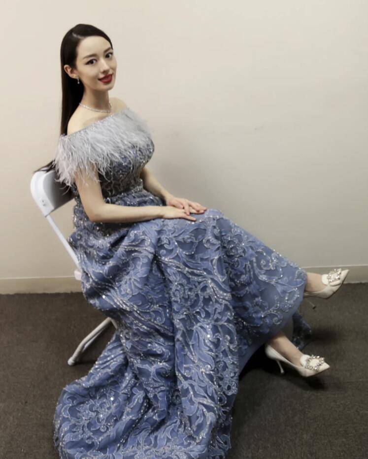 吉娜挺孕肚穿高跟鞋 郎朗轻摸吉娜肚子 满眼爱意好甜蜜!