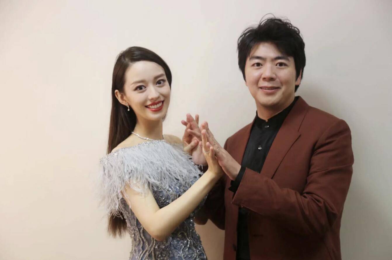 吉娜挺孕肚穿高跟鞋 郎朗轻摸吉娜肚子 满眼爱意好甜蜜!