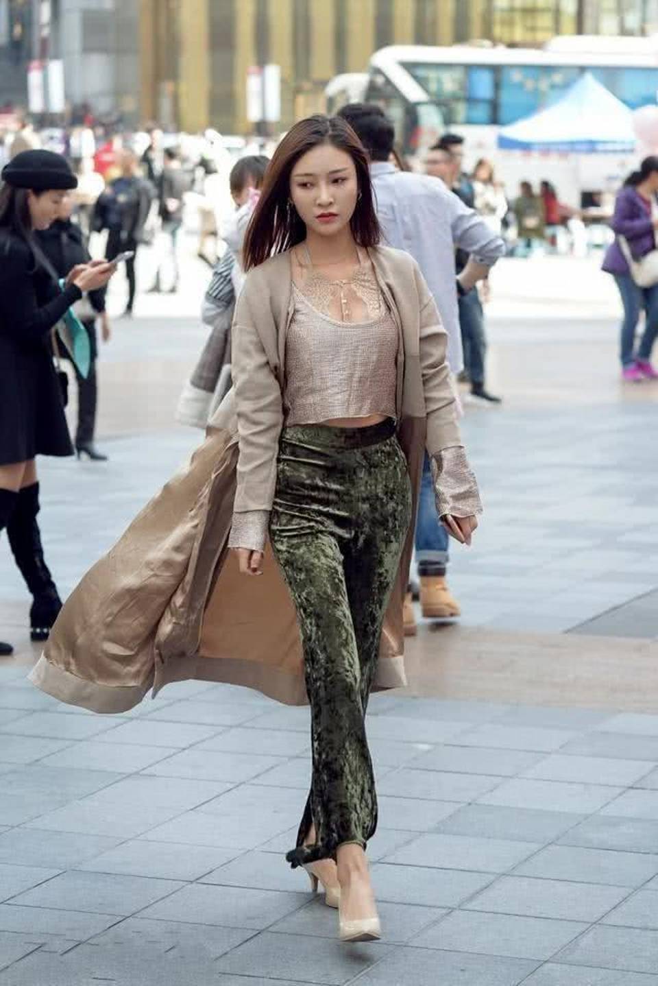路人街拍,看起来有些萌萌哒的妹子,尽显不一样的时髦感