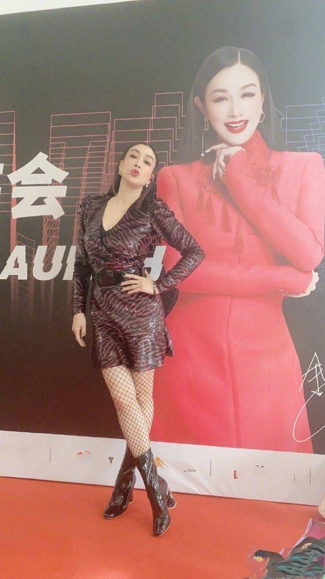 原创被50岁钟丽缇美到,丰满身材穿女团风,简直可用莫言的一本书形容