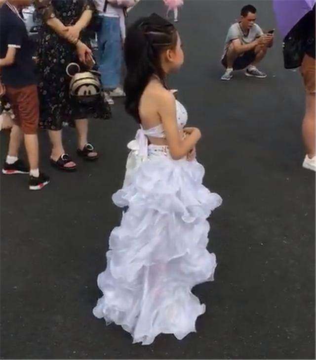 多少岁才可以当伴娘 8740487967c54ddd94f9a3ce3595f359.jpeg