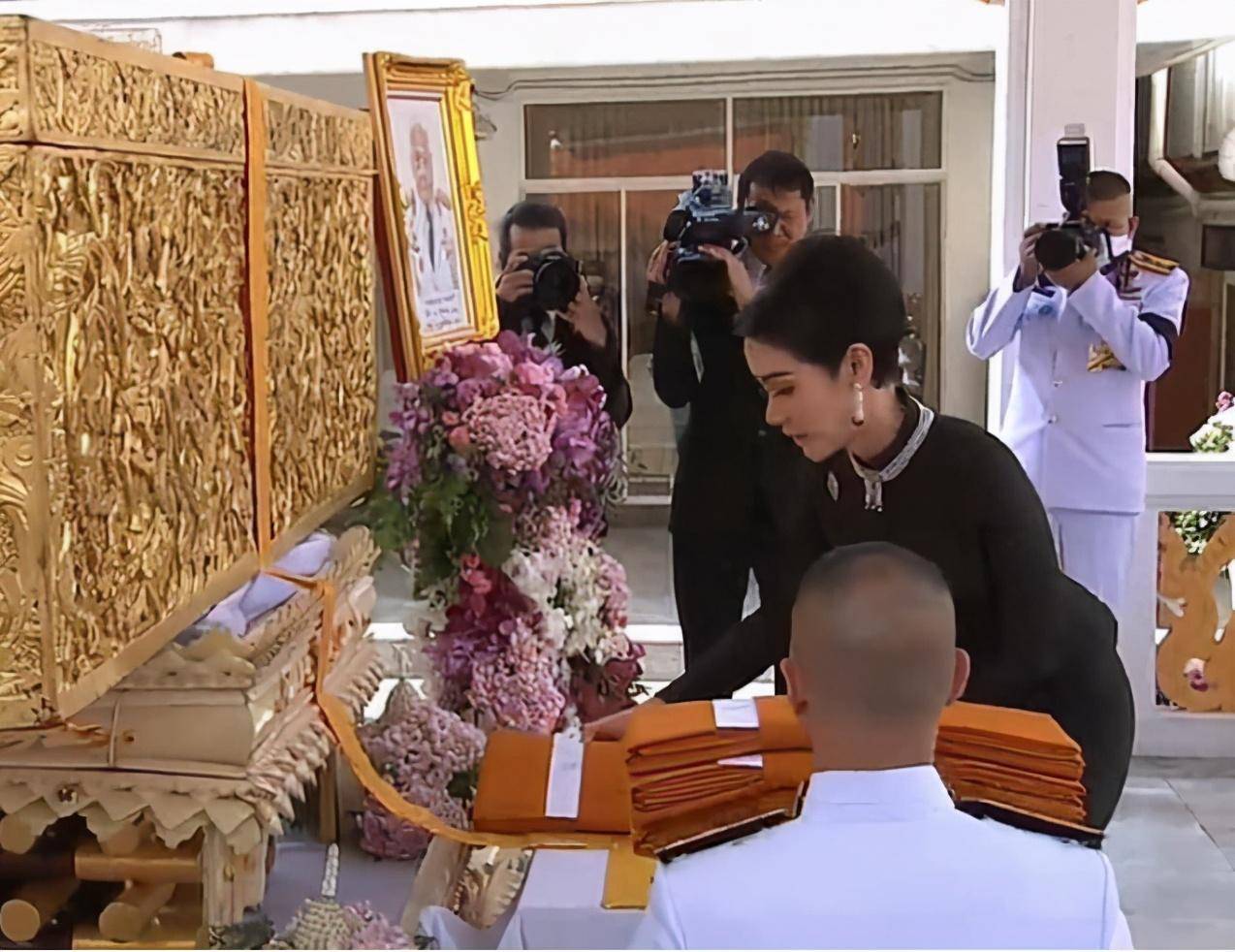 连换|诗妮娜衣品提升了！连换两身传统裹身裙，黄色明艳黑色高冷显稳重