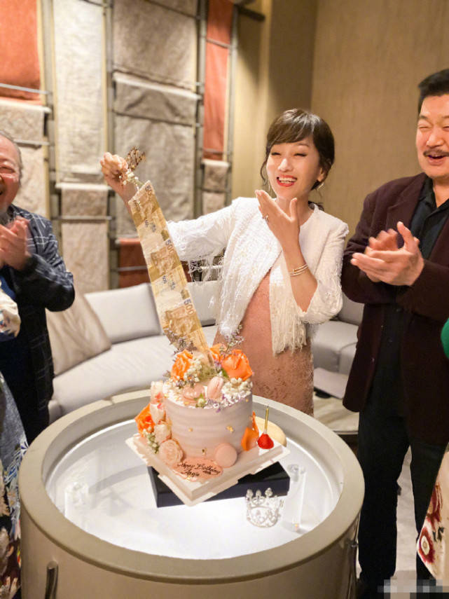 赵雅芝庆生获老公陪伴,玩钞票蛋糕笑成眯眯眼