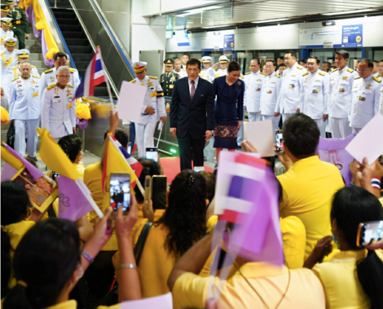 随行|泰王也走亲民路线？坐地铁出行，全车厢空座随行官员却都跪在地上