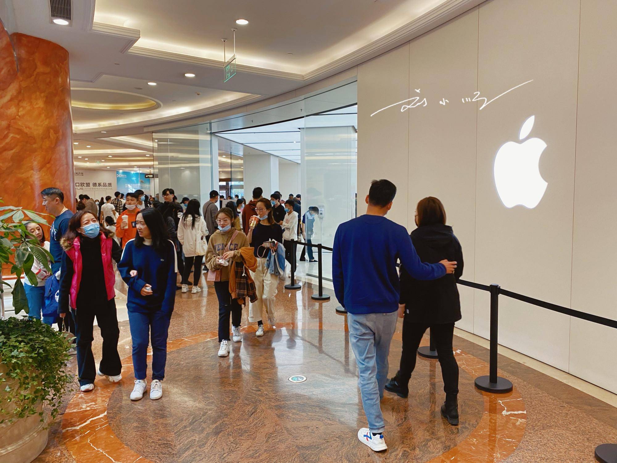 原创谁说iphone12凉凉实拍上海的苹果专卖店中国消费者大排长龙