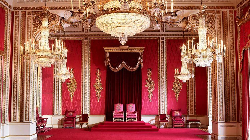 可以进入英国王室的核心地带, 参观白金汉宫19个金碧辉煌的国事厅