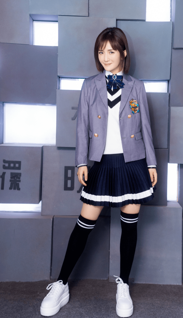 怎么穿校服显腿细 224587eb5ab64d57abcd9fe7f39026e5.png