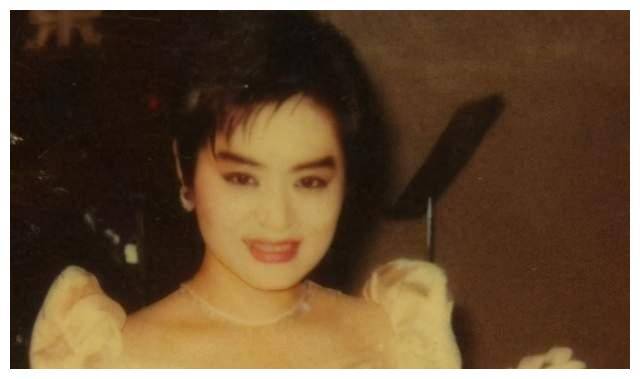 曾红过毛阿敏,破产被亲弟打成脑震荡,62岁靠做保姆养女儿