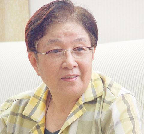 曾红过毛阿敏,破产被亲弟打成脑震荡,62岁靠做保姆养女儿