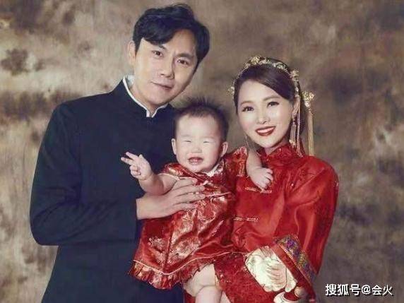 "富婆"伊能静晒900件快递盒,豪宅门口堆满垃圾