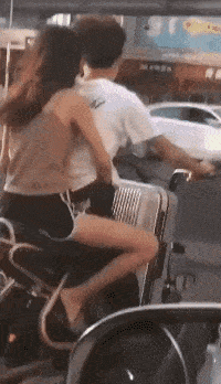 搞笑gif段子:妹子,其实我的裤子也是有兜的!