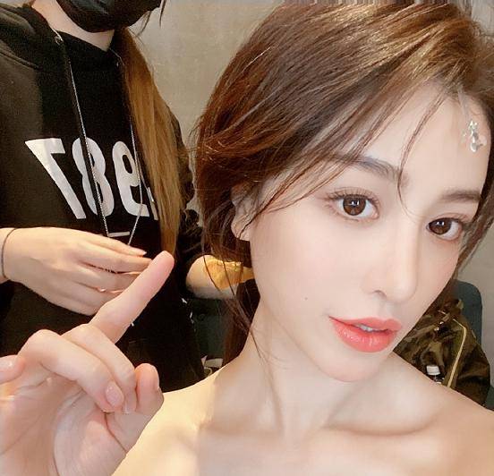 刘翔|刘翔前妻葛天晒照，29岁皮肤白皙状态佳，减重后穿衣风格变时尚