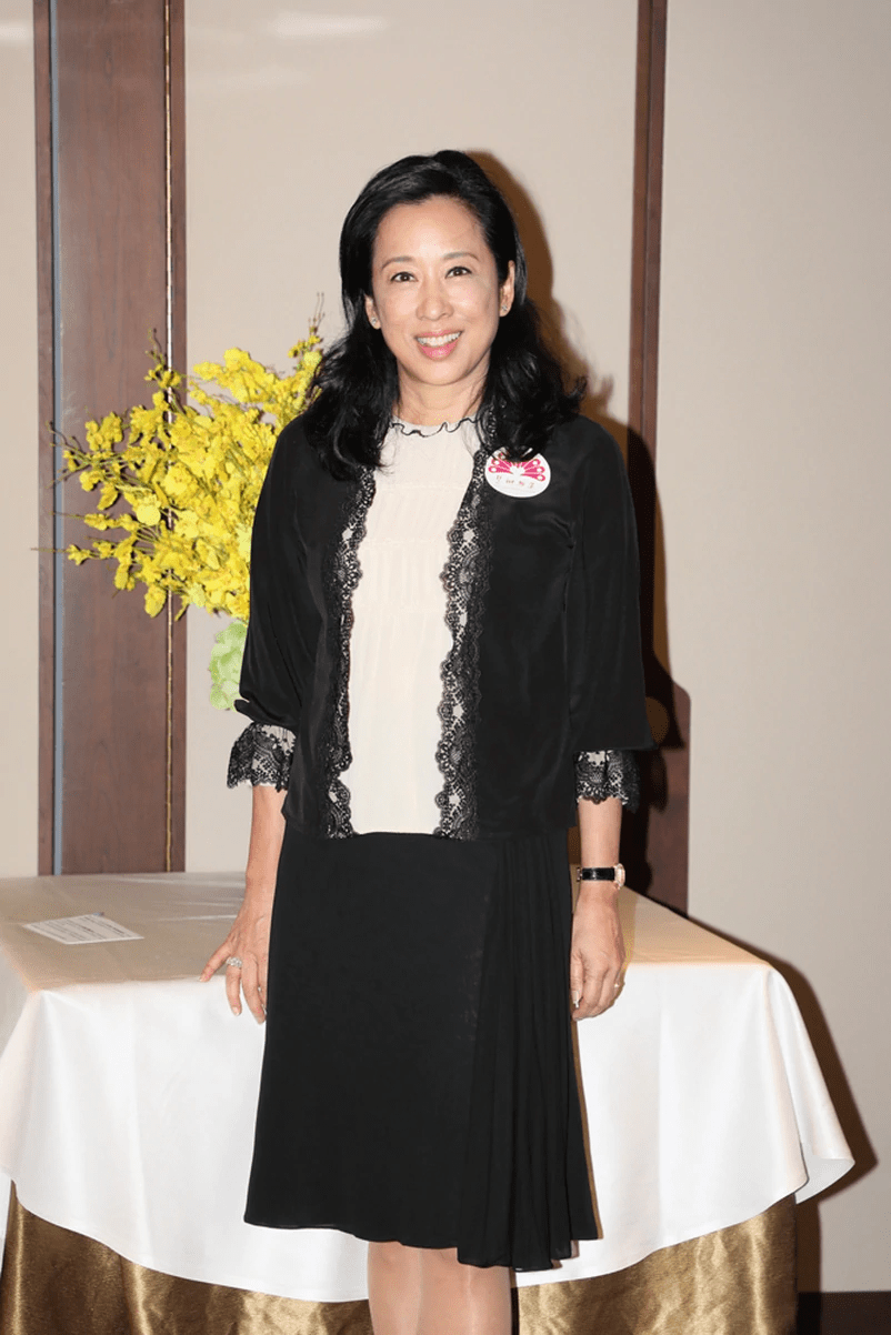 衣服|朱玲玲逛街被拍，62岁还穿粉色衣服装嫩，挎着老公好恩爱！