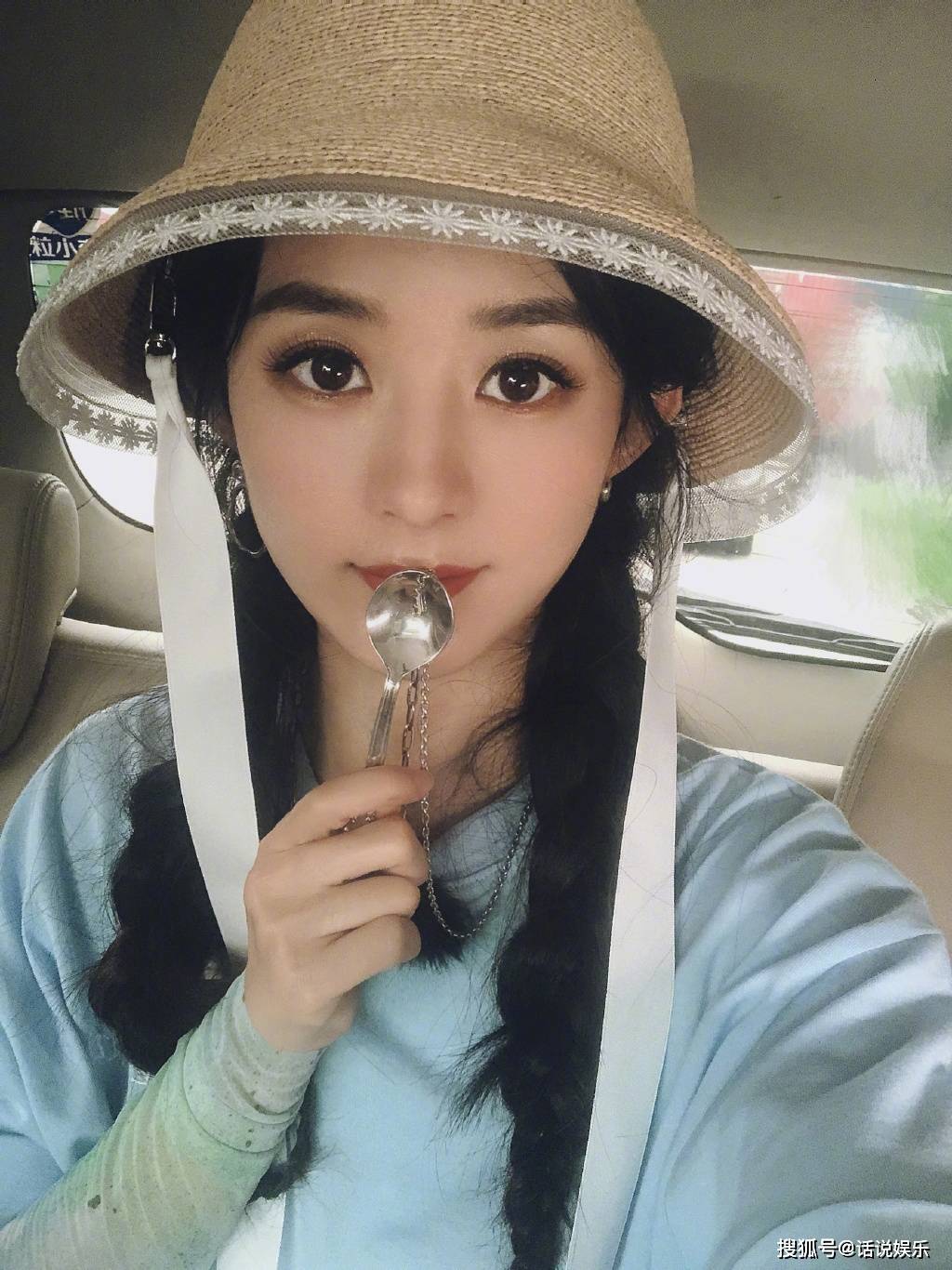 赵丽颖颖宝照片,车内戴帽子,吹泡泡照片美美哒