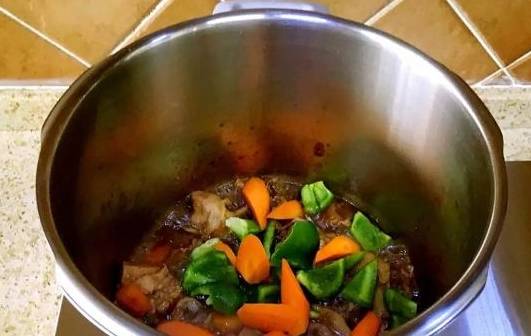 在家怎么自己做黄焖鸡 d218f908db8546ab9a3a251b4d7523f5.jpeg