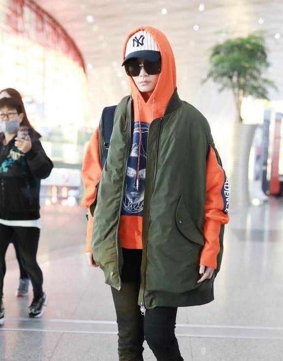 橘色卫衣怎么搭配马甲 d40788fd82144b28bf00522cee21537d.jpeg