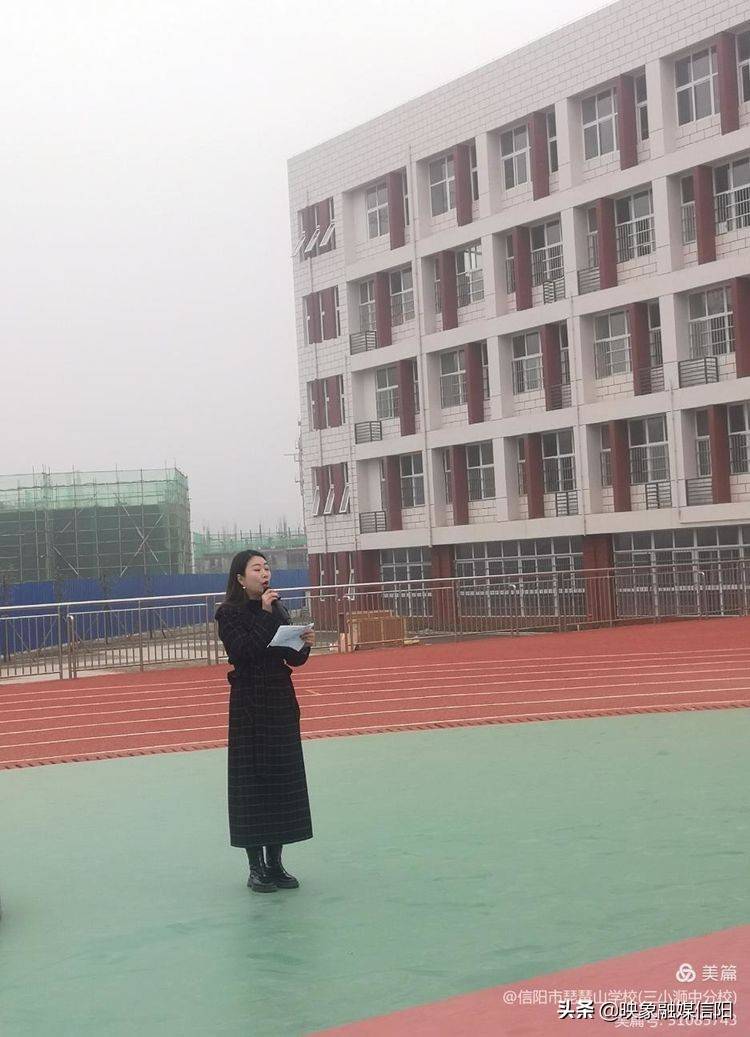 信阳市琵琶山学校三小浉中分校升旗仪式暨月考表彰