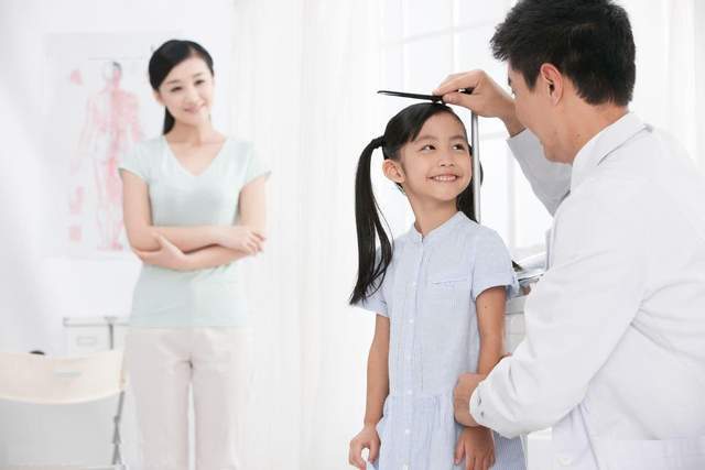 吉尼斯|获得吉尼斯纪录，父母身高皆超一米九14岁男孩身高221厘米