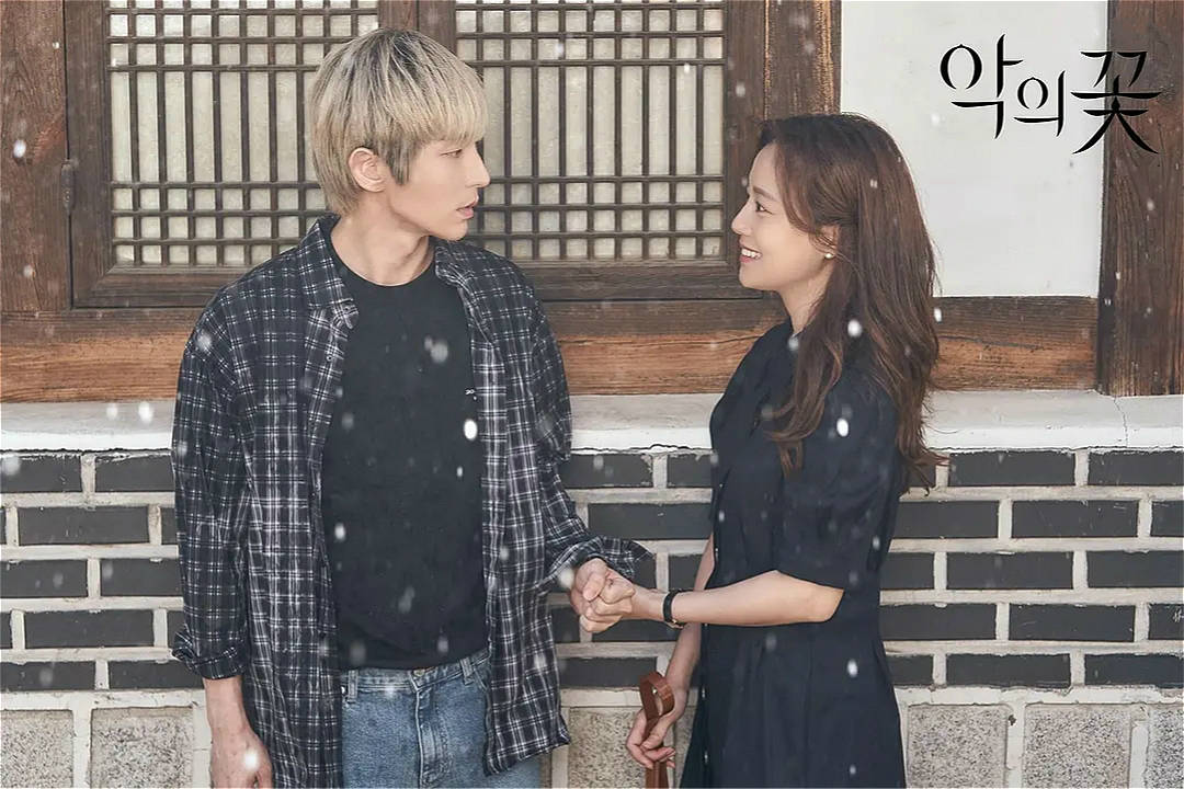 原创李准基,文彩元主演的电视剧《恶之花》:都贤秀爱车智媛吗