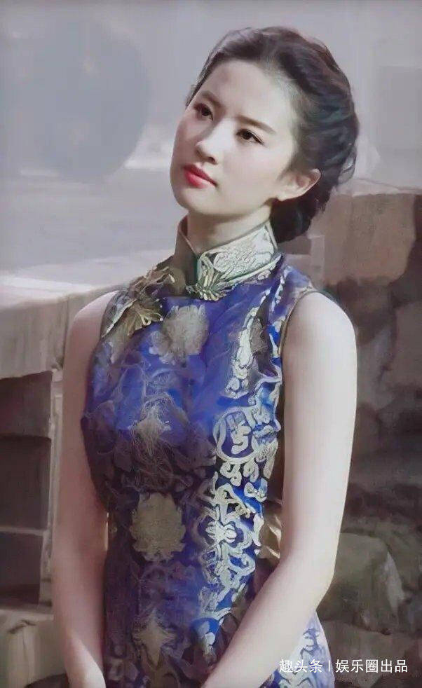 刘亦菲穿旗袍在河边拍照,眼神冷酷动作优雅,尽显贵妇高贵气质