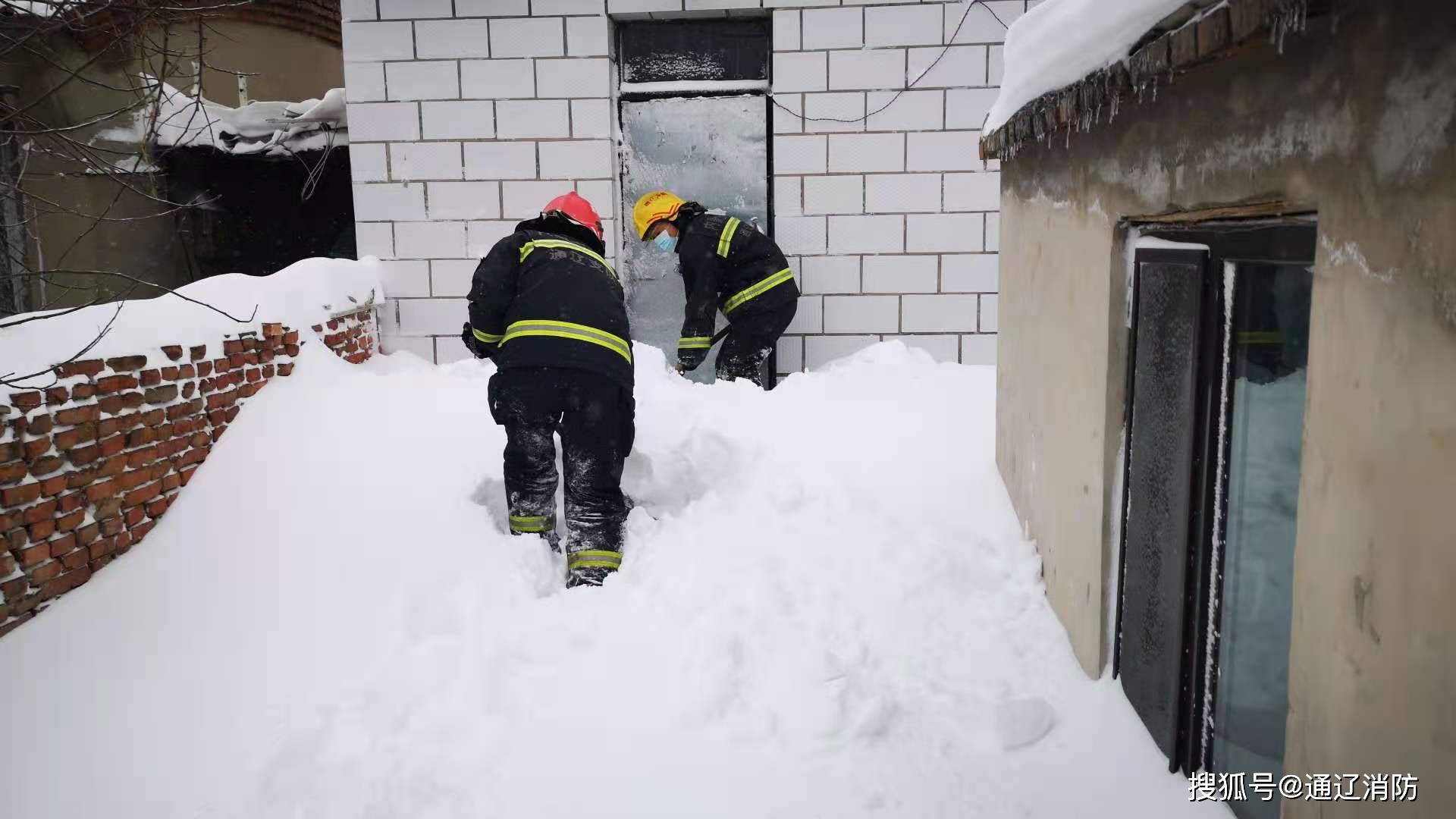 大雪封门老人被困 消防紧急救援_通辽