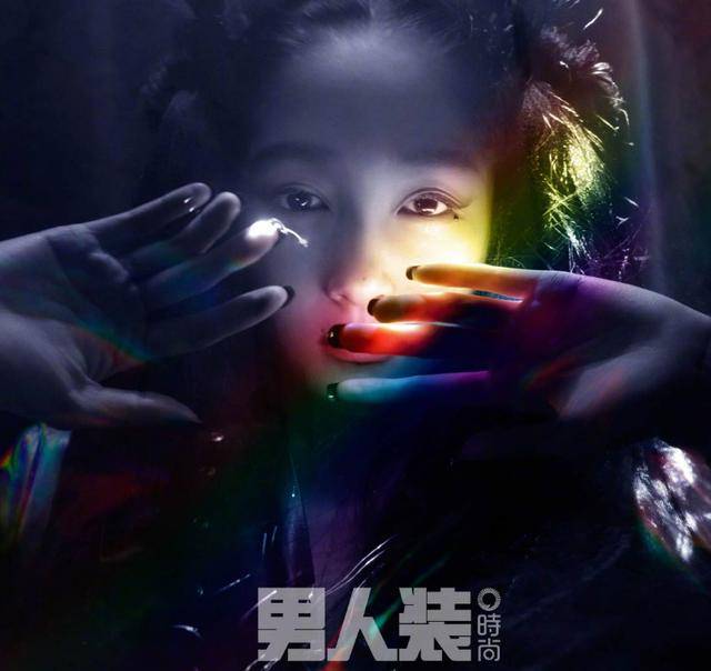 关晓彤时尚造型曝光，爆炸双马尾风格暗黑，网