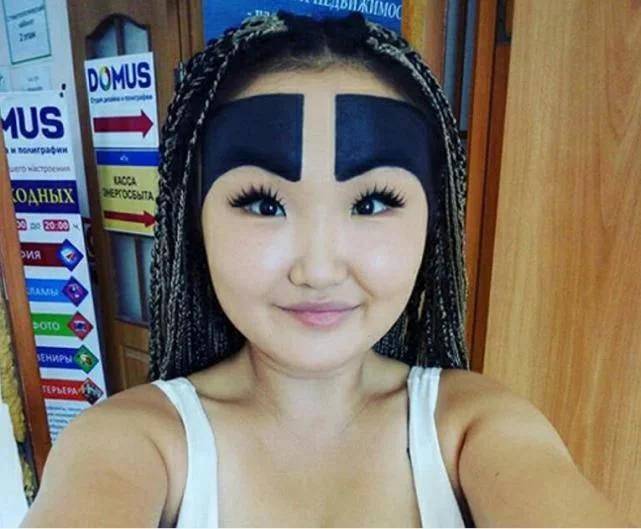 女孩|当年痴迷“粗眉”的女孩，眉毛宽占了半个额头，如今她怎么样了