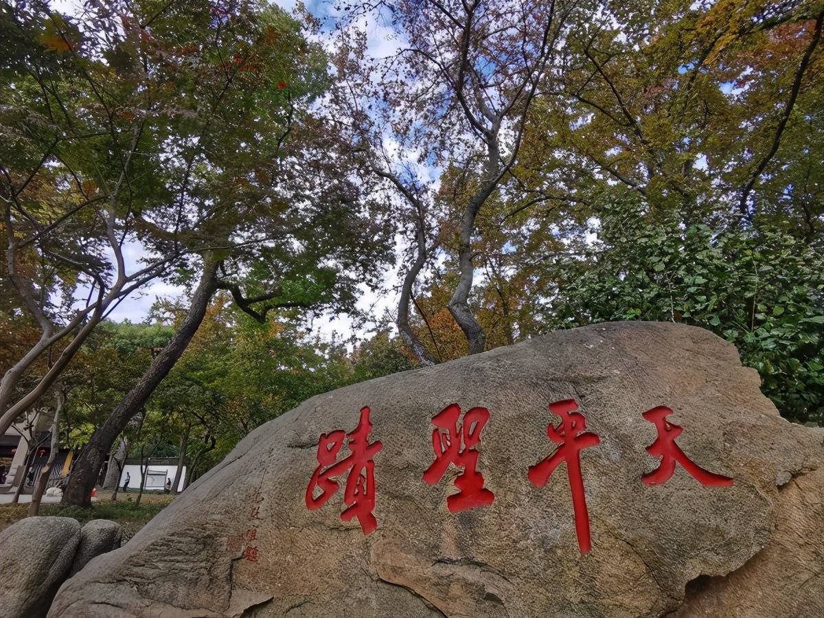 “枫枫火火”红了400多年的苏州天平山五彩枫进入最佳观赏期